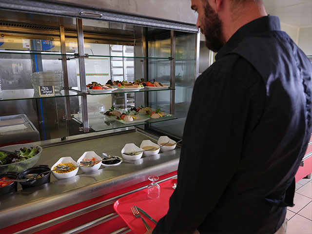 Client choisissant son dessert au self de l'Envolée