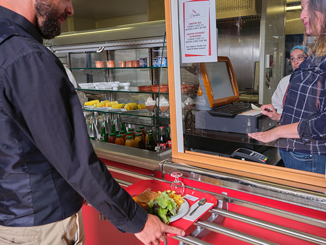 Service des plats chauds du self de l'Envolée