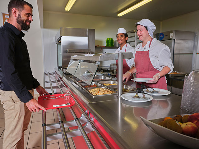Service des plats chauds du self de l'Envolée